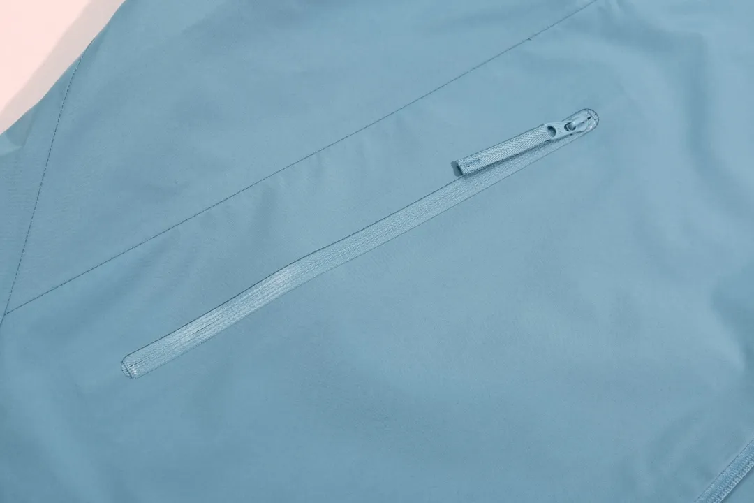 ARC'TERYX GORE-TEX Jacket BETA LT （Yb 3D ， Tri-Durance ） Factory #26844 ， YKK ， ， ， Beta LT ， 。 bluesign@ N 3LGORE-TEX ， Wear-Resistant， 、 Breathable， 。 Storm Hood Water Tight ， ， ， 。 ，VISLON ， Velcro ， Zip-in， ARC TERYX BETA： 。 LT ： ， Wear-Resistant。 GORE-TEX： 、 、Breathable SIZE ：S M L XL XXL